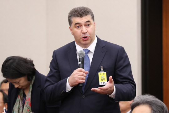 카허 카젬 한국지엠 사장이 29일 오후 국회에서 열린 산업통상자원중소벤처기업위원회의 산업통상자원부 종합 국정감사에서 민주평화당 조배숙 의원의 질의에 답하고 있다.